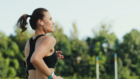 Rückansicht-Junge-Joggerin,-Die-Während-Des-Trainings-Im-Stadion-Läuft