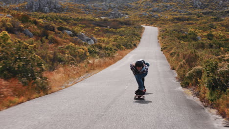 Joven-Feliz-Mujer-Longboard-Adelantando-En-Carrera-Competitiva-Crucero-En-La-Carretera-Rural-Amigos-Patinando-Juntos-Montando-Monopatín-Divirtiéndose-Usando-Casco-Protector