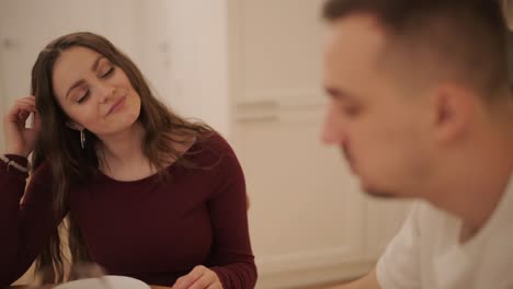 una pareja enamorada haciendo un sándwich en la cocina de la sala de estar