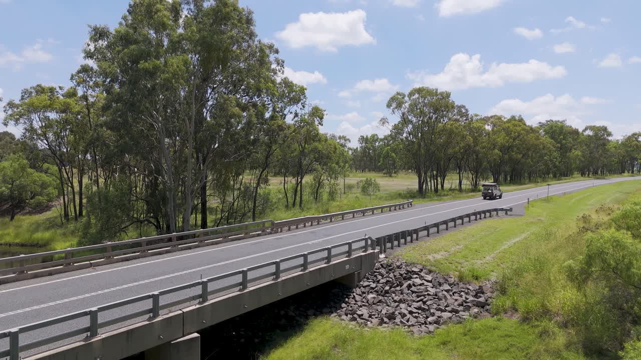 puente de cruce de vehículos en el exuberante paisaje australiano