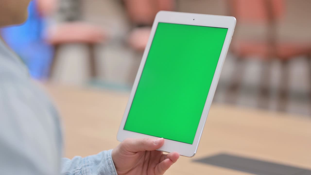 hombre usando una tableta con pantalla de tecla de croma verde