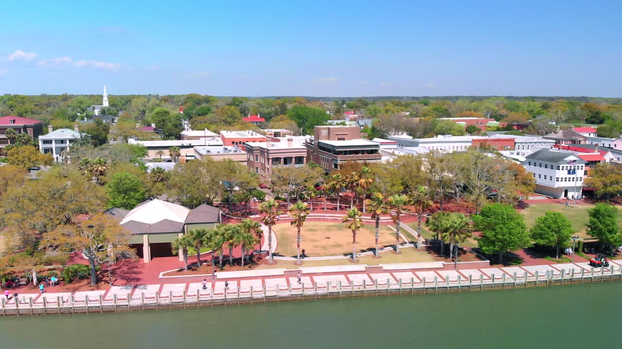 filmación de video de área constante de la encantadora ciudad de charleston en la costa oeste de la isla sur de nueva zelanda durante el día soleado y el clima agradable y despejado