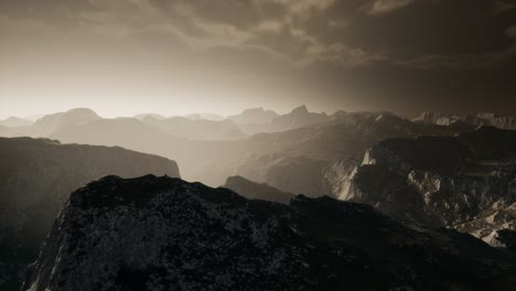 Dramatischer-Himmel-über-Stufen-In-Einem-Berg.