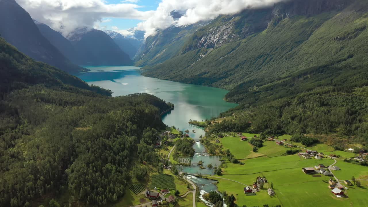 Kaunis Norjan luonnonmaisema. Ilmakuvaa Lovatnet-järvestä, Lodal-laaksosta