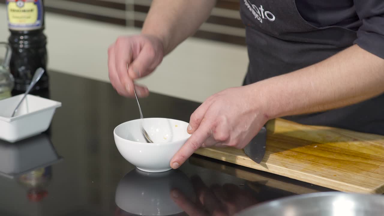 소스를 준비하는 요리사