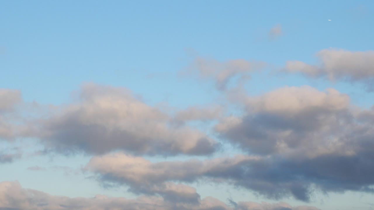 달과 함께 구름이 은 파란 하늘