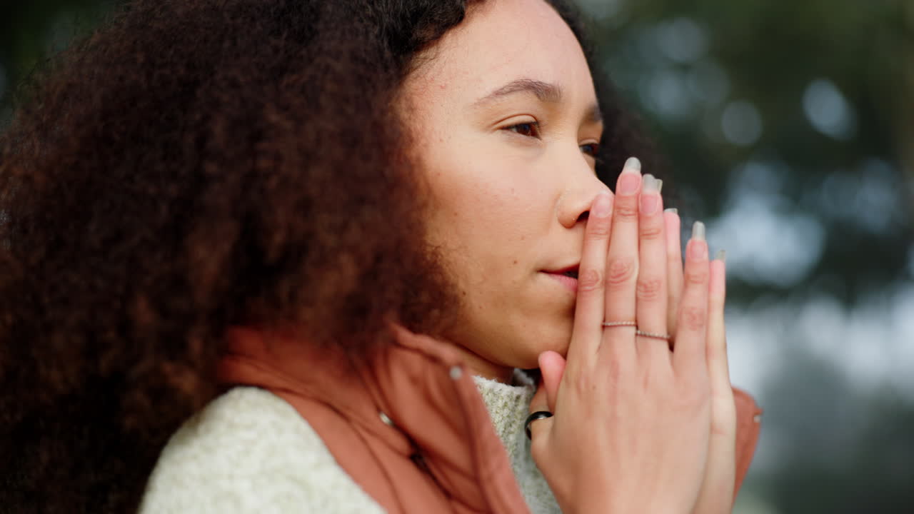 추운, 손과 캠핑을 위해 숲에 있는 여자