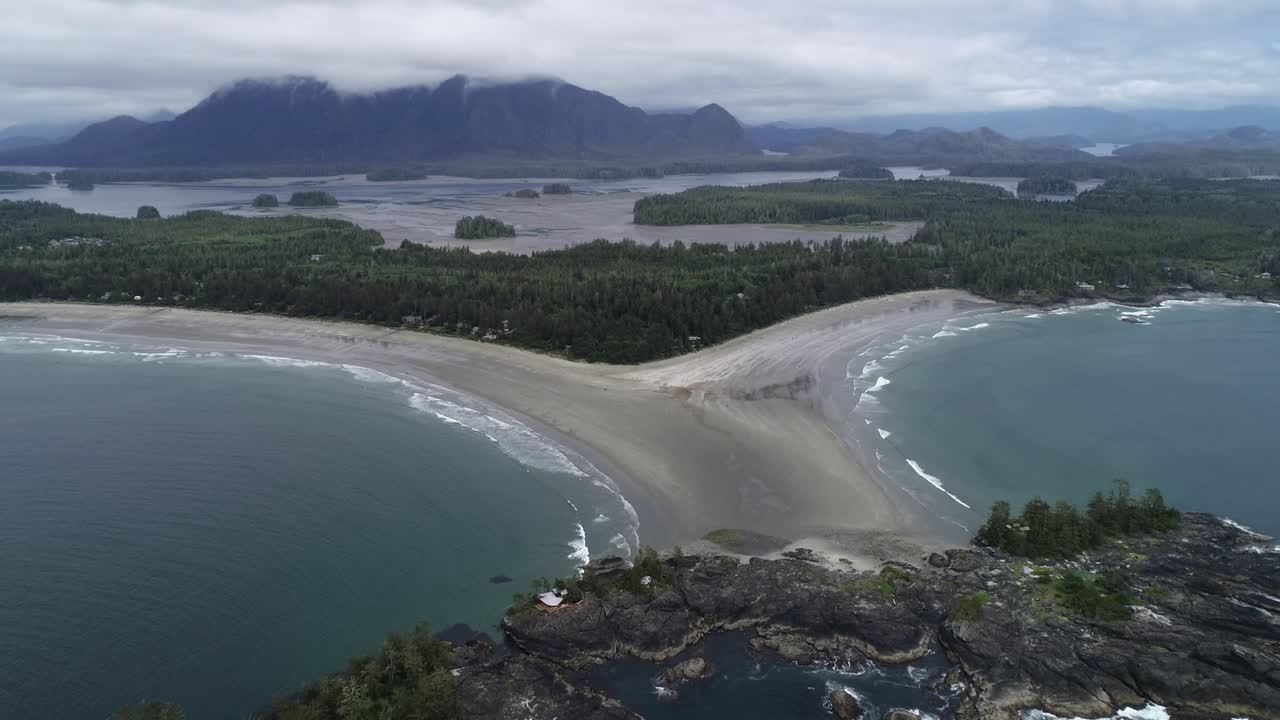 캐나다 밴쿠버 섬 해안의 공중 전망, 모래 석호 및 푸른 숲