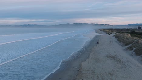 Toma-Aérea-De-Drones-De-Pescadores-De-Surf-Y-Camiones-En-Pismo-Beach,-California,-Al-Amanecer.