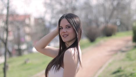 mujer modelando en un parque
