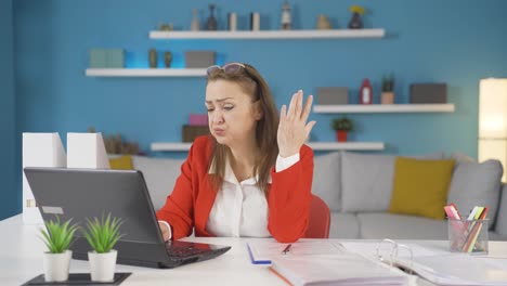 La-Mujer-Trabajadora-De-Oficina-En-Casa-Se-Frustra.