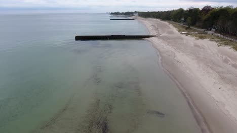 toma aérea de ystad saltsjöbad en un día nublado en el sur de suecia skåne con muelles y árboles junto a la playa cerca de östersjön