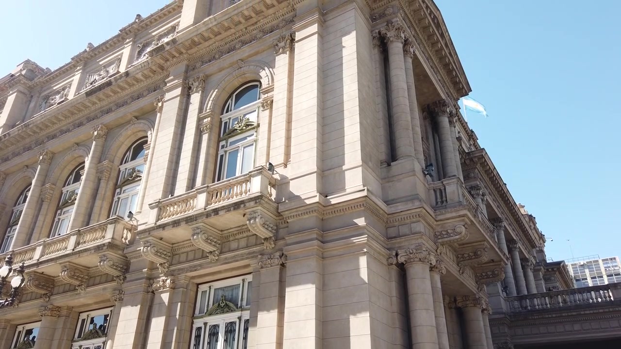 Teatro dell'Opera Colón, inquadratura dal basso con movimento verticale dell'architettura dell'ingresso posteriore a Buenos Aires, Argentina