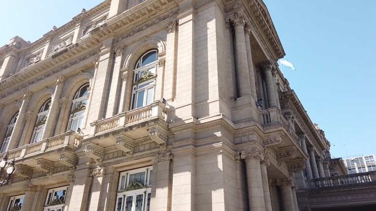 Teatro dell'Opera Colón, inquadratura dal basso con movimento verticale dell'architettura dell'ingresso posteriore a Buenos Aires, Argentina