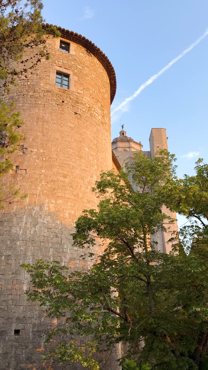 Antica torre di pietra a Girona, Spagna, fascino storico, vista verticale