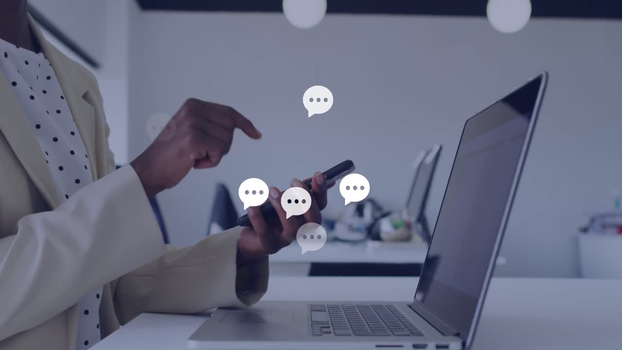 animación de iconos de mensajes sobre la sección media de una mujer afroamericana que usa un teléfono inteligente en la oficina