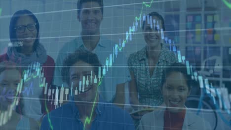 animación del procesamiento de datos financieros sobre un grupo diverso de colegas sonriendo juntos en la oficina.