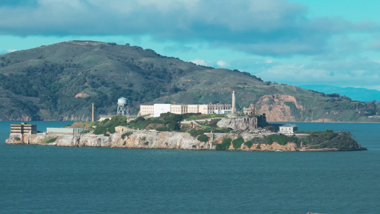 Alhaalta kuvattu teleobjektiivinäkymä Alcatrazista lahden yli San Franciscossa, Kaliforniassa. 4K-videot
