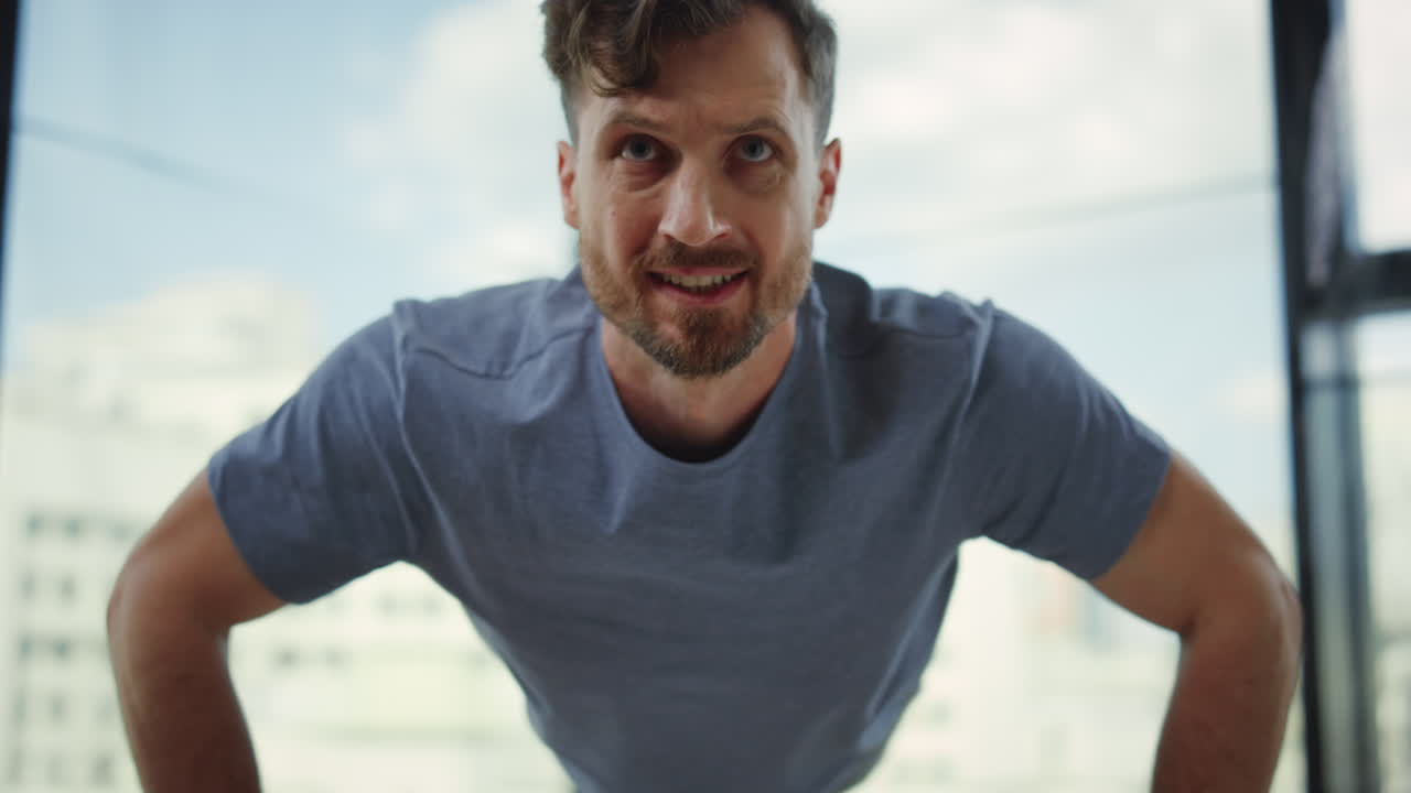 hombre confiado haciendo ejercicio en el interior.