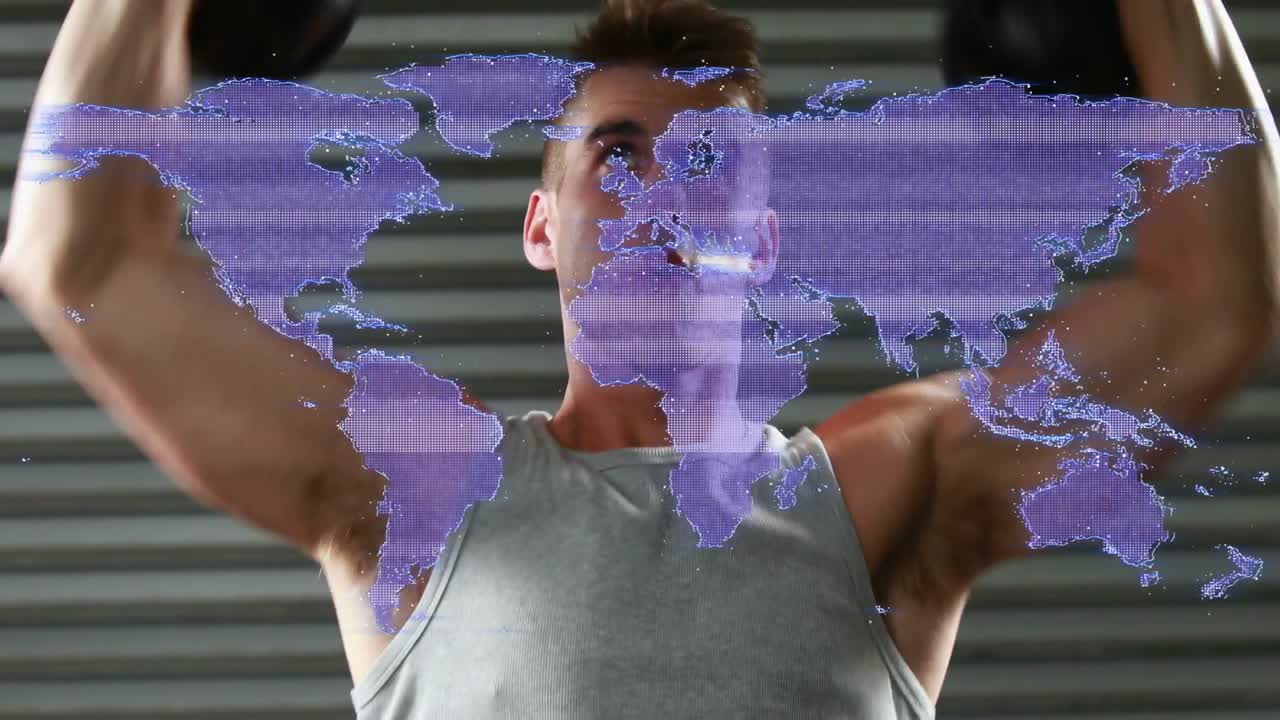Hombre comenzando a levantar pesas rusas con los brazos en alto en el garaje para hacer ejercicio, un mapa morado cubriendo su torso, se ven las pesas rusas.
