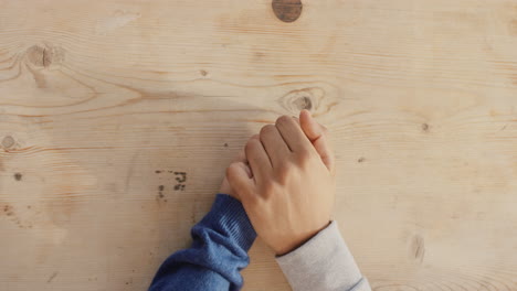joven pareja romántica de raza mixta emocionada nerviosa cogida de las manos