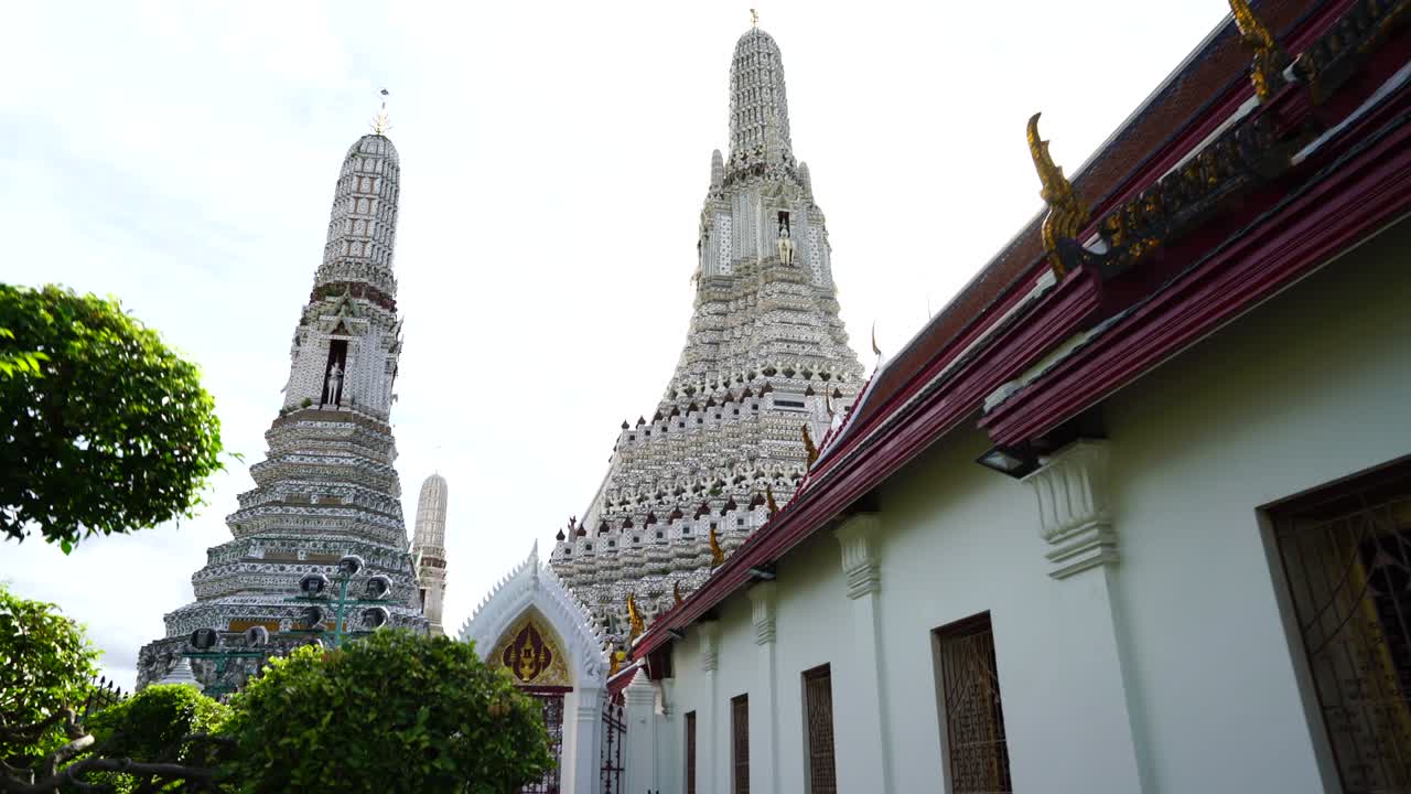 Video 4K. Wat Arun è una delle principali attrazioni turistiche della Thailandia.