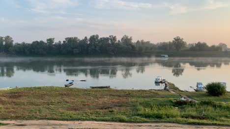 amanecer en el río sava, frontera natural entre croacia y bosnia