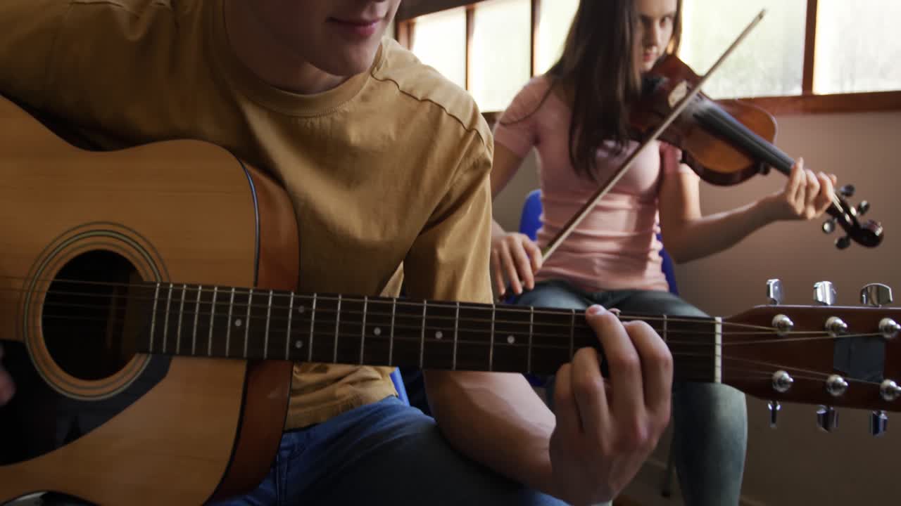 músicos adolescentes ensayando