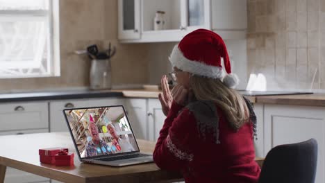 Kaukasische-Frau-Mit-Weihnachtsmütze-Auf-Laptop-Videoanruf-Während-Weihnachten-Zu-Hause