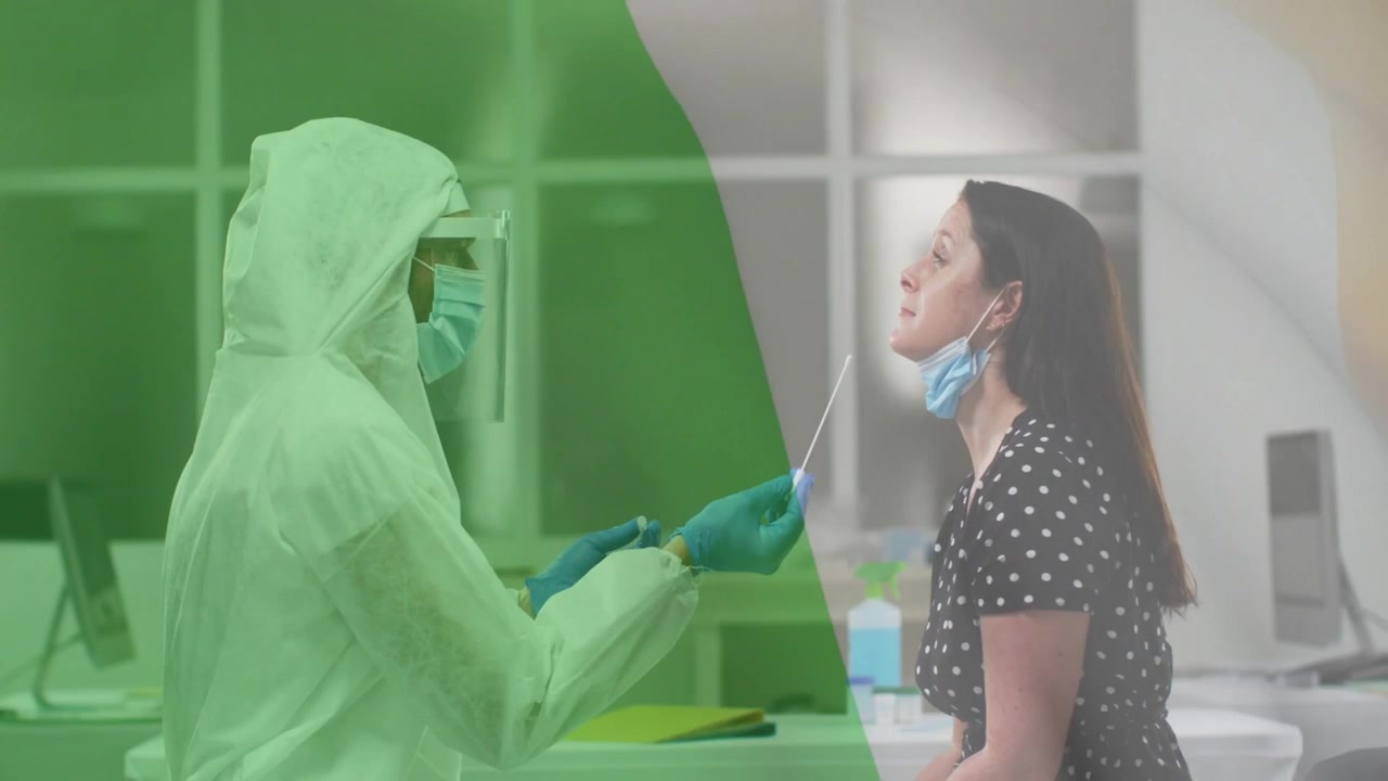 Medisinsk teknologi strekker seg og tar prøve av sittende kvinne for testing, grønt overlegg dekker delvis testeren.