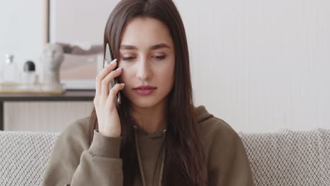 mujer en una llamada telefónica