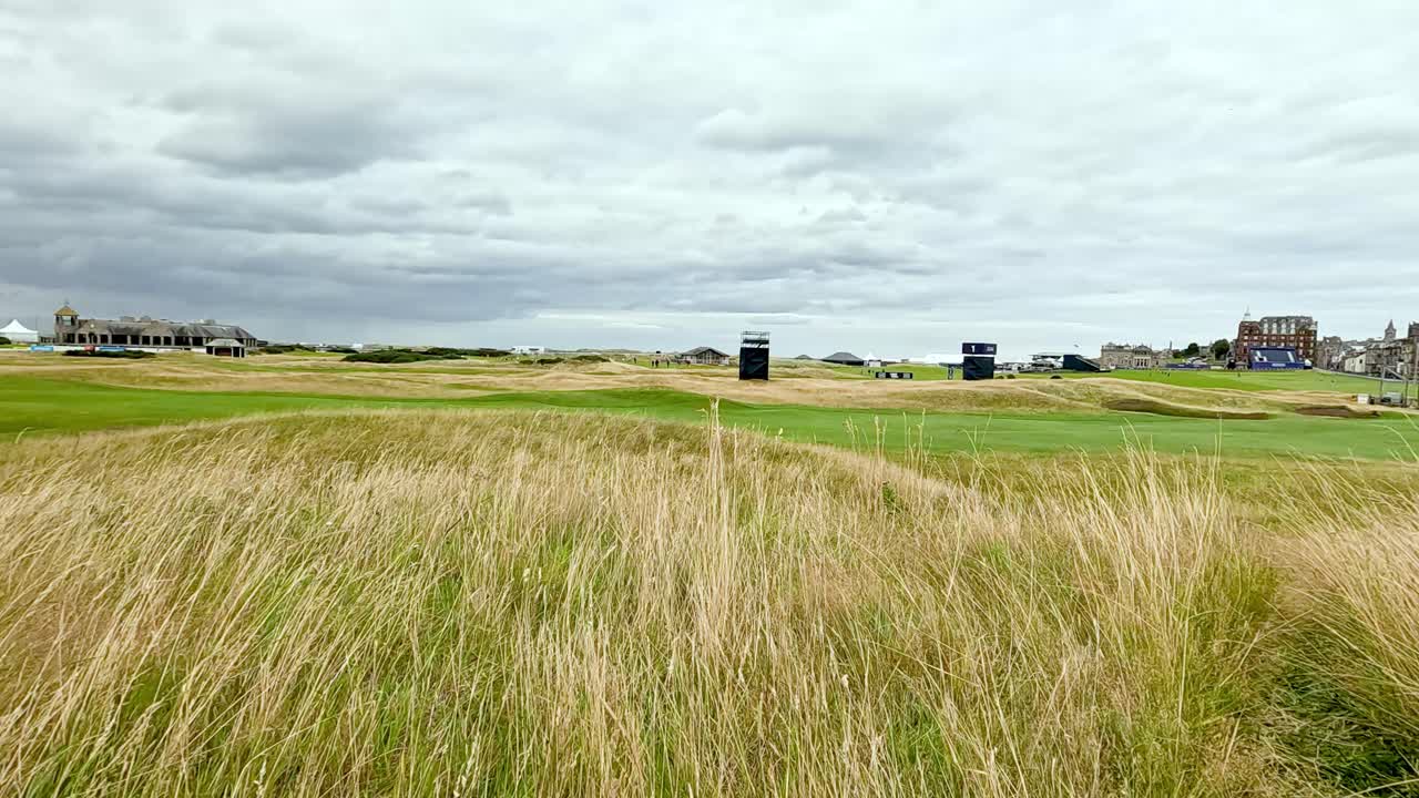 역사적인 골프장에서 바람이 불고 있는 날