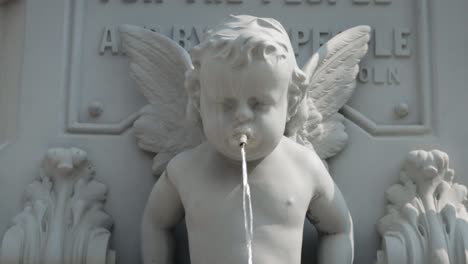 Der-Gruselige-Cherub-Wasserbrunnen-Spuckt-Wasser-Aus-Dem-Mund-Des-Babys