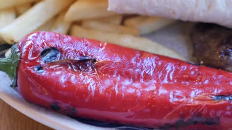 pimienta roja a la parrilla con patatas fritas y carne