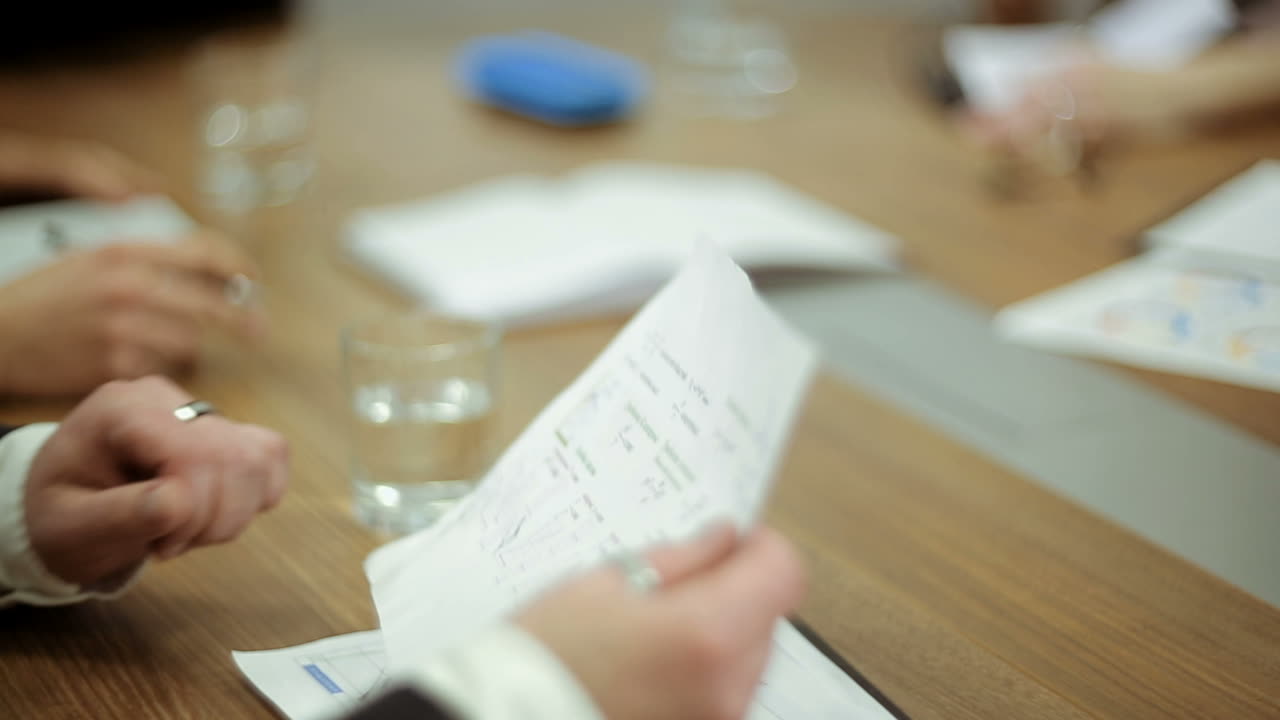 Ingegneri che discutono un progetto in riunione. Documento aziendale durante una discussione in riunione.