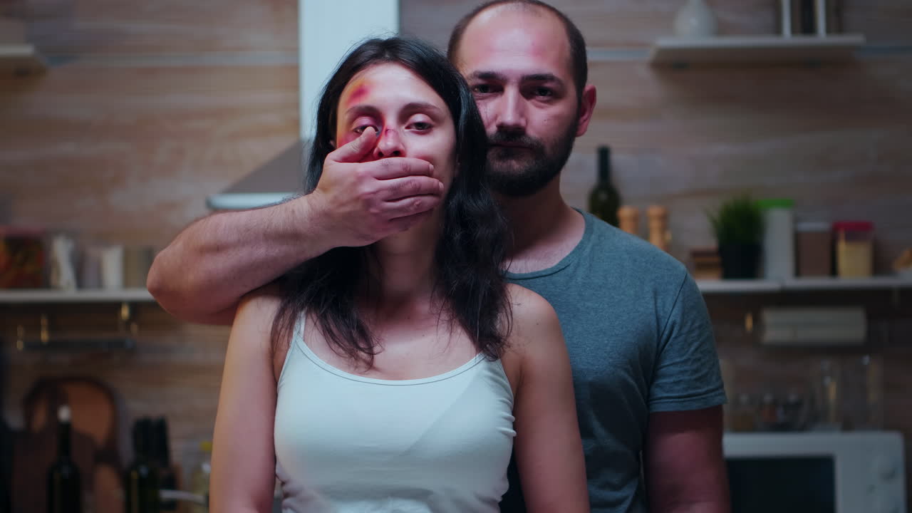 hombre inmovilizado celebrando con su familia