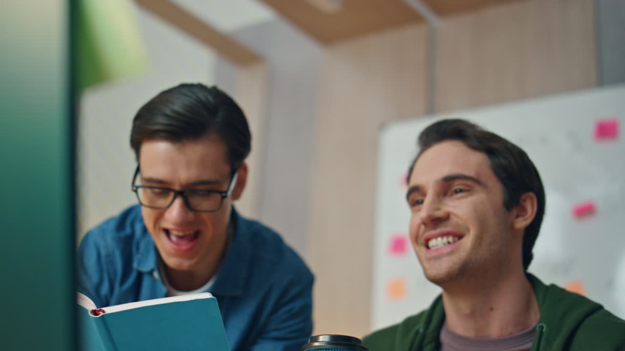 socios mirando fijamente la pantalla de la computadora en el despliegue de la oficina. creadores emocionados regocijándose