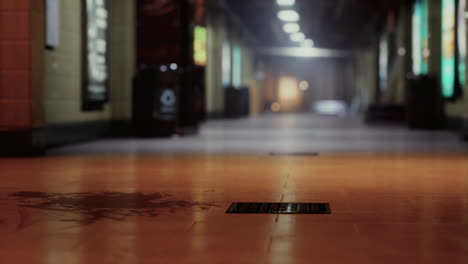 estación de tren vacía durante la pandemia de covid-19