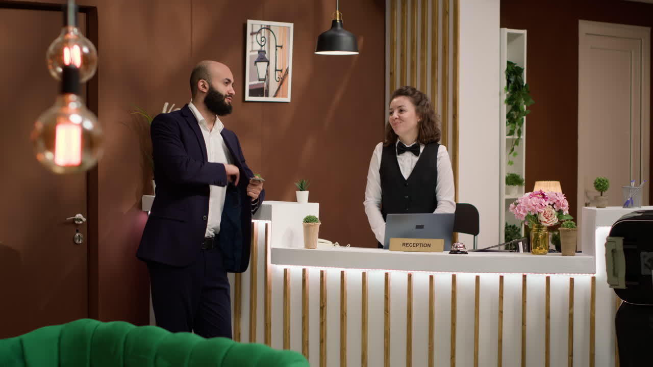Il personale dell'hotel consegna la tessera di accesso
