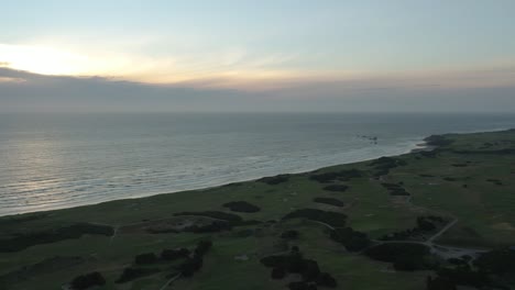 Campo-De-Golf-Bandon-Dunes-En-La-Costa-De-Oregon-Al-Atardecer---Antena