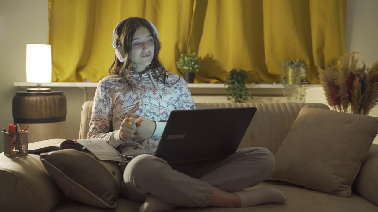 un estudiante estudiando con un amigo a través de una videollamada.