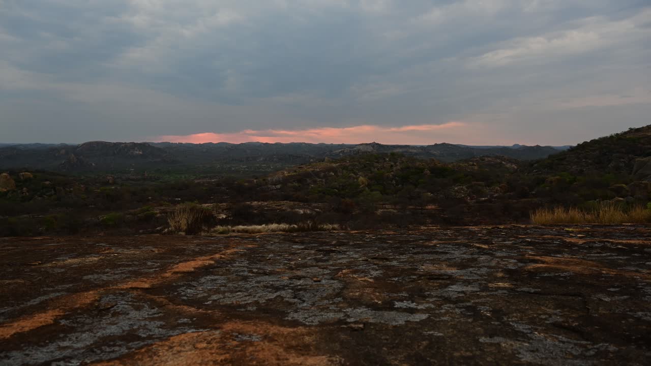 timelapse atardecer en el parque nacional de matobo en zimbabwe, áfrica