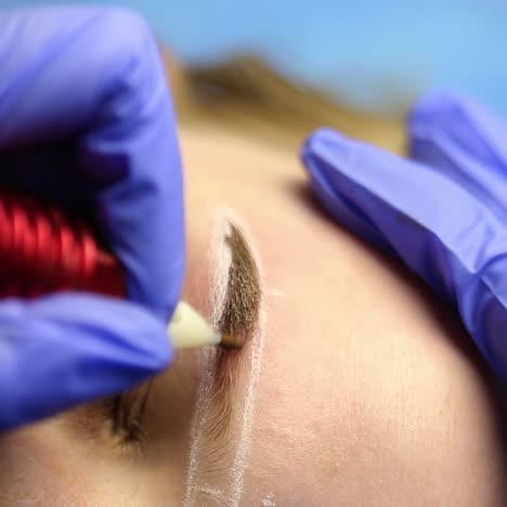 permanente tatoeage van wenkbrauwen