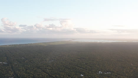 Amplia-Vista-Aérea-Del-Atardecer-En-Tulum