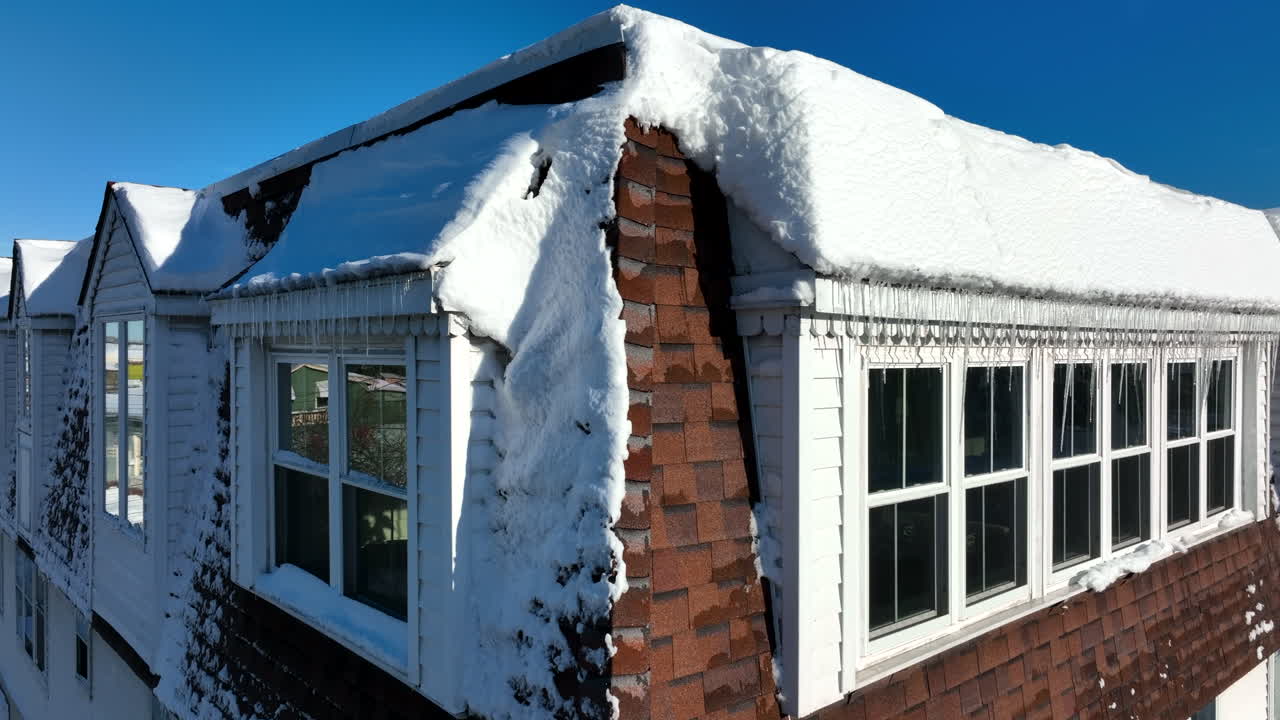 casa con hielo y nieve en la azotea