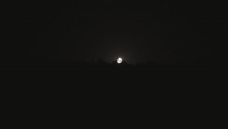 luna llena detrás de las nubes por la noche