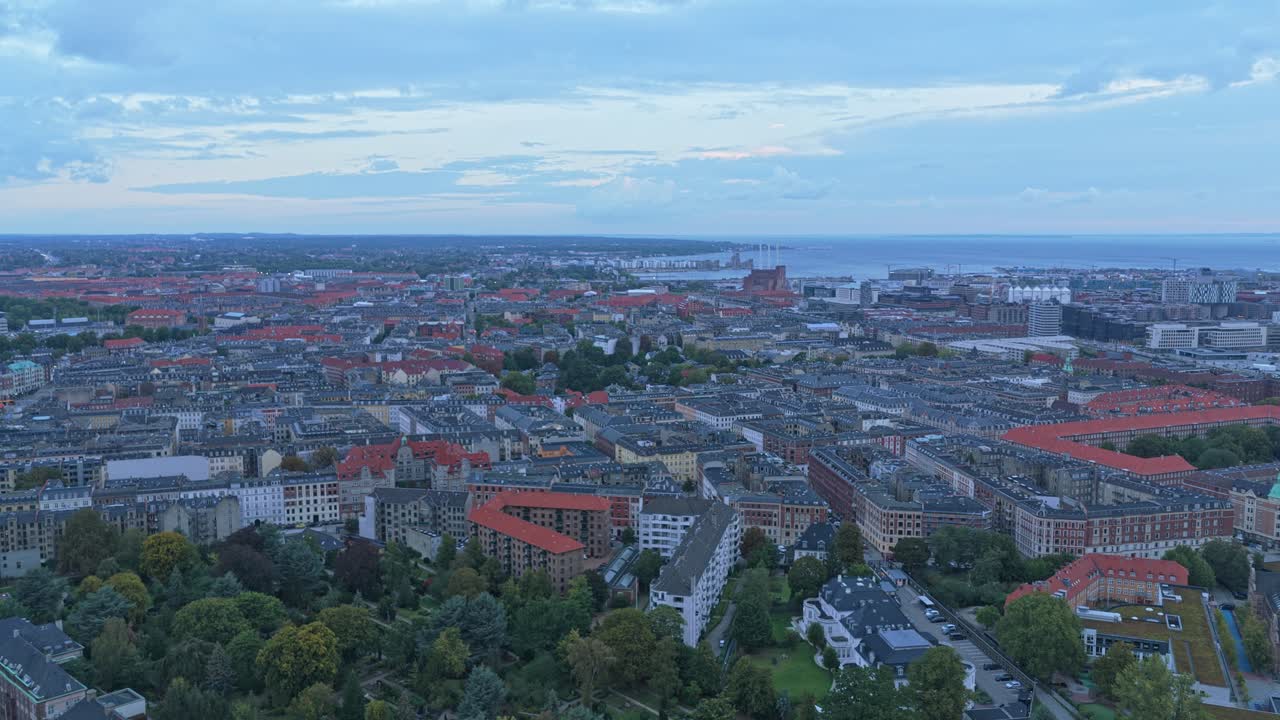 Daggry over Københavns centrum, droneperspektiv