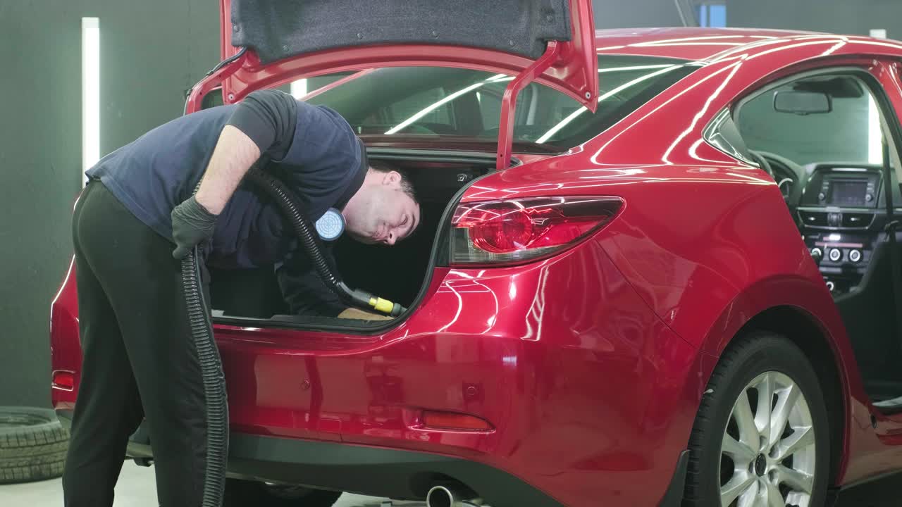 전문적인 자동차 청소. 샤워. 인테리어 세부 사항. 자동차 인테리어를 건조 청소 및 세부 사항; 깊은 좌석 청소; 자동차 세탁에서 거품을 는; 먼지에서 자동차 패널을 청소하는; 진공청소기