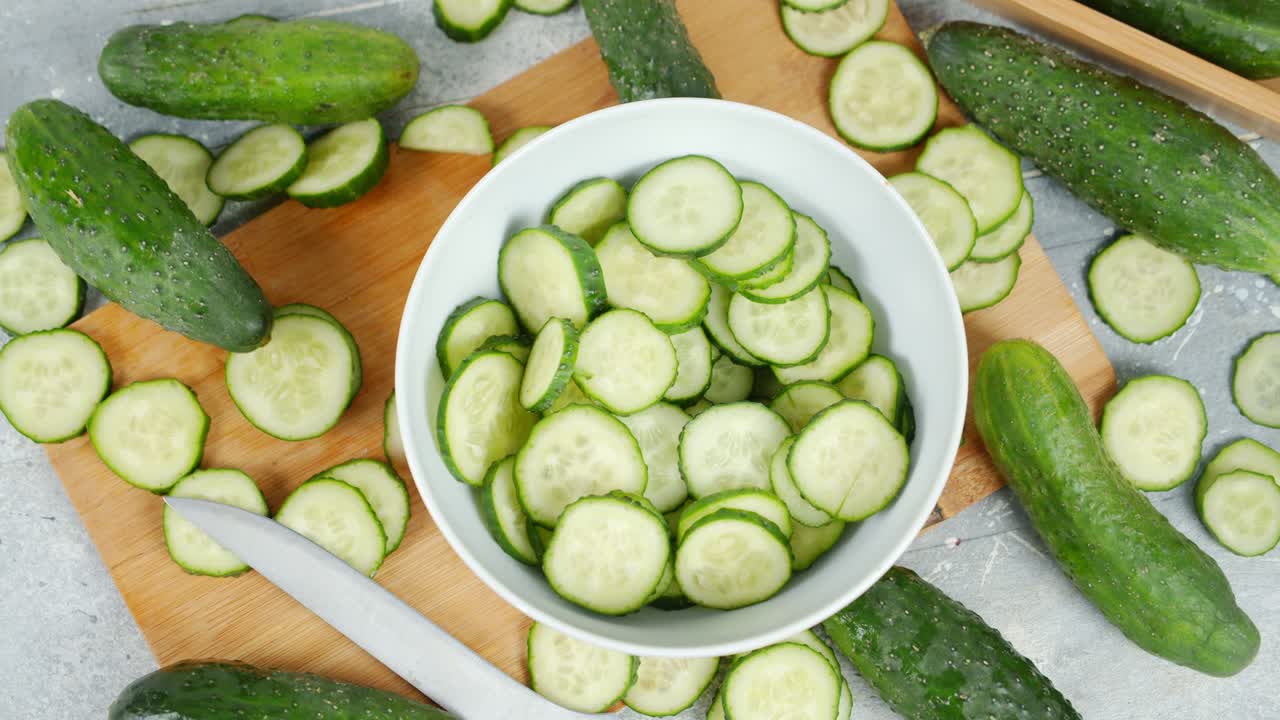 오징어 조각은 그에 넣고 나무 절단판에 천천히 회전합니다.