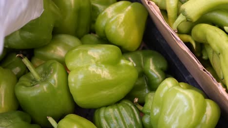 primer plano de pimientos verdes en una canasta